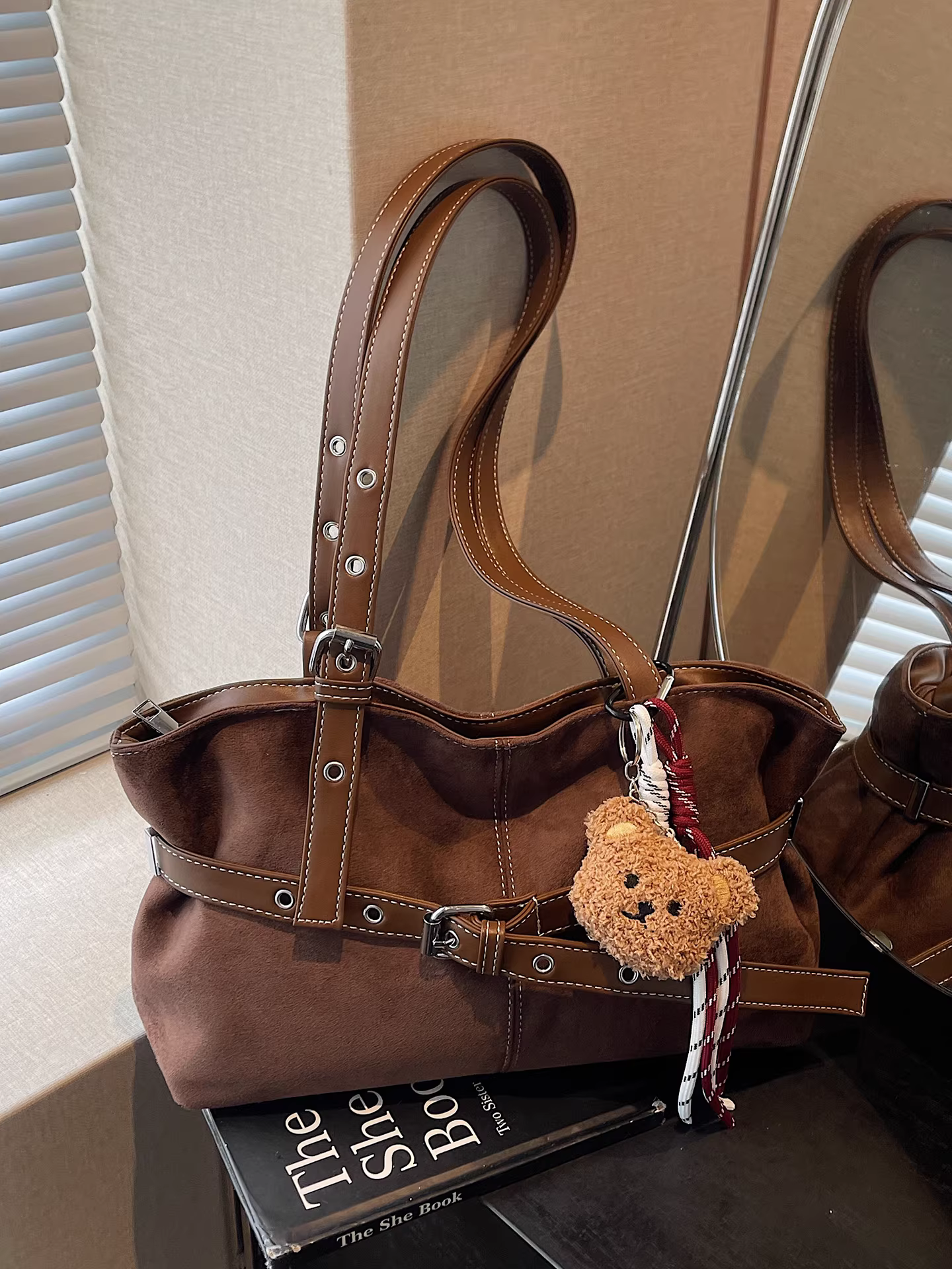 Túi da lộn cỡ lớn dành cho nữ, phong cách retro thu đông 2025, túi đeo vai mới, túi tote đi học, đi chơi cá tính