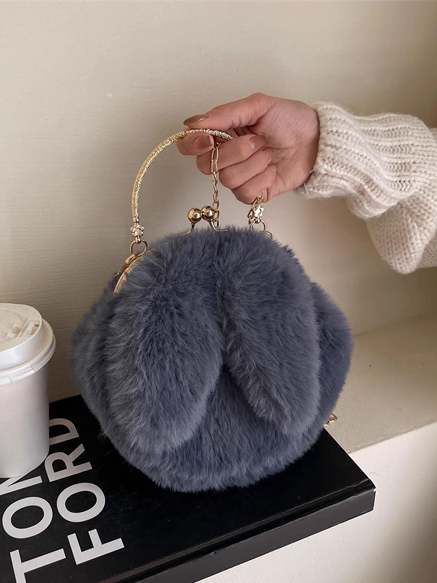 Túi xách lông thú cao cấp dành cho nữ, mẫu mới thu đông 2025, túi đeo chéo dây xích, túi tròn lông xù dễ thương
