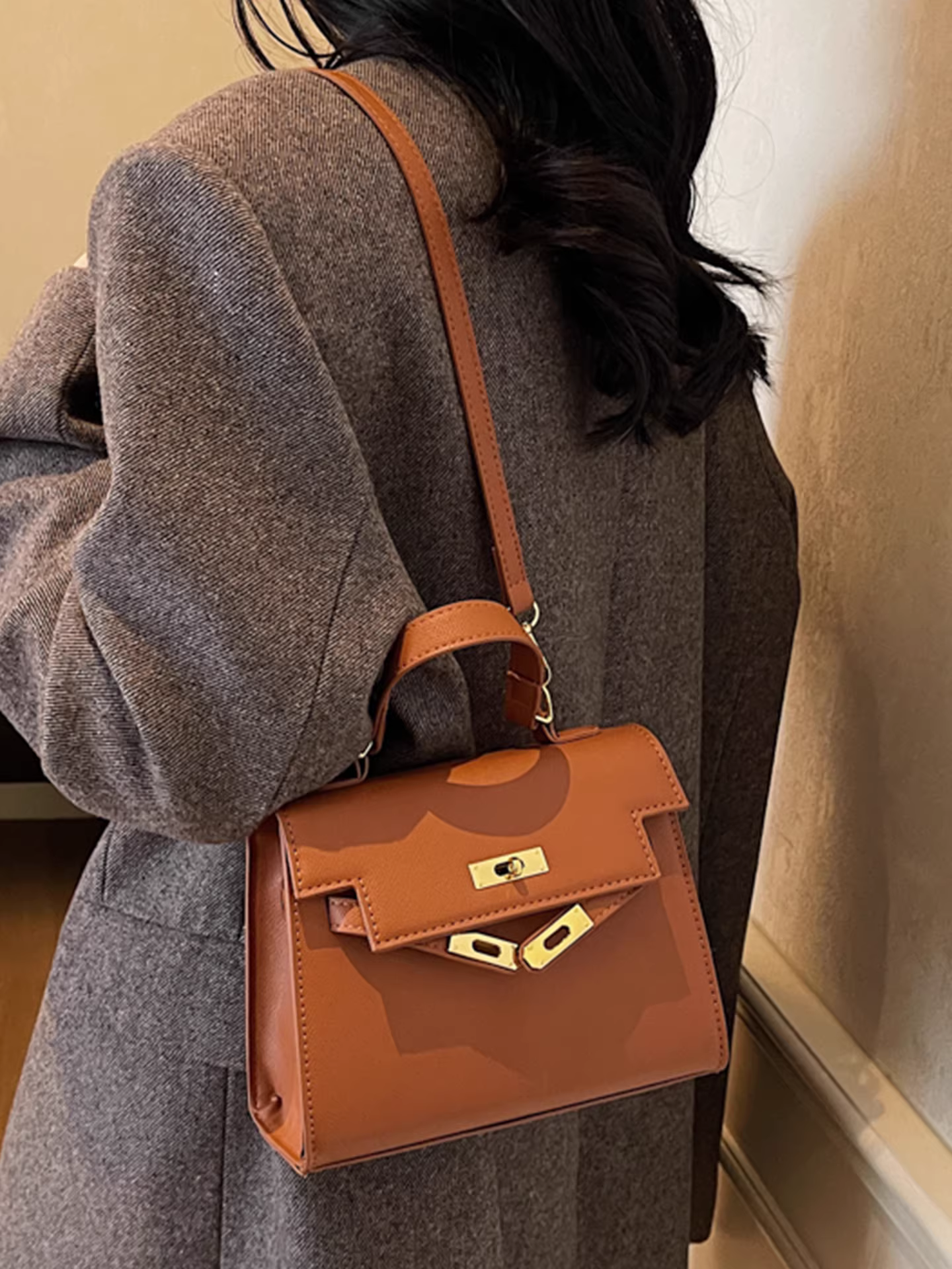 Túi xách nữ cao cấp, phong cách retro thu đông 2025, mẫu mới siêu hot, túi đeo chéo đang thịnh hành, túi Kelly đang làm mưa làm gió trên mạng xã hội.