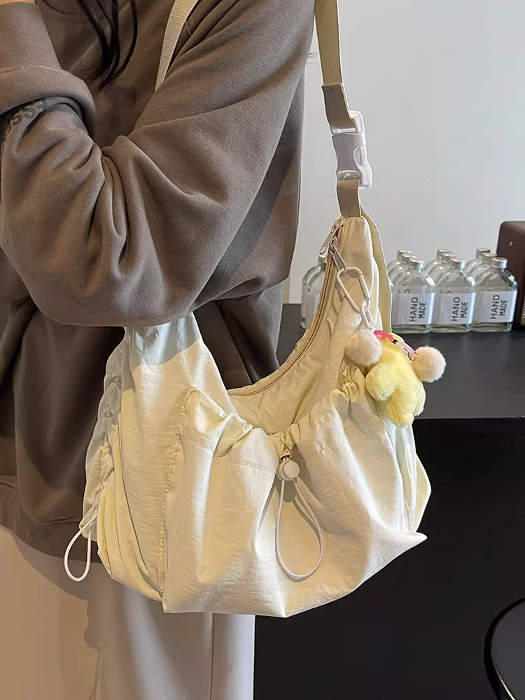 Túi xách nữ cỡ lớn, phong cách thu đông 2025 mới, chất liệu vải xếp ly, đeo chéo một bên vai, thích hợp đi học và đi làm, kiểu túi bánh bao.