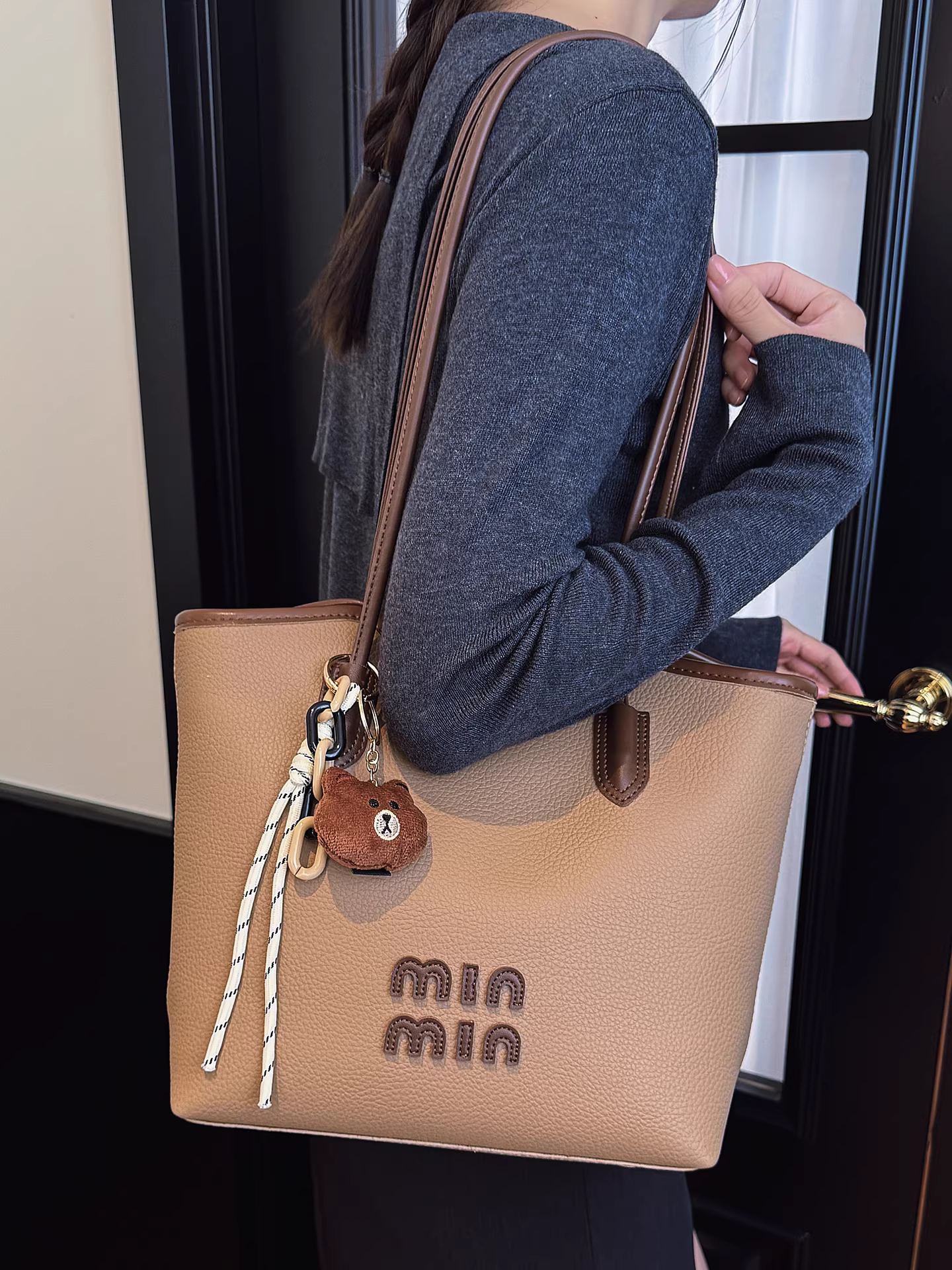 Túi xách nữ dung tích lớn, đa năng trong mùa thu đông, kiểu dáng mới 2025, túi đeo vai đơn giản và có họa tiết, túi tote đi làm và đi làm hàng ngày