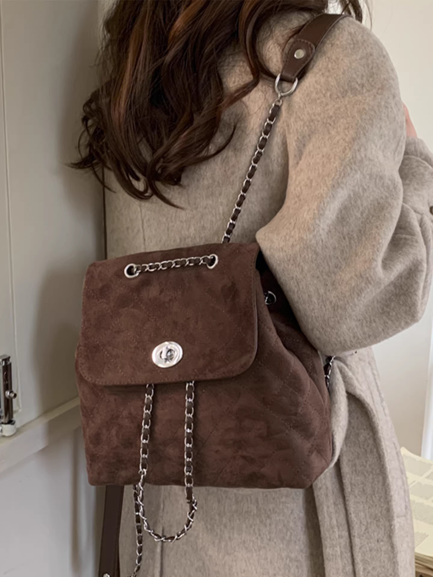 Ba lô da lộn dành cho nữ, thiết kế thông thường, túi đi học dành cho học sinh, dây chuyền, ba lô du lịch nhẹ, sang trọng