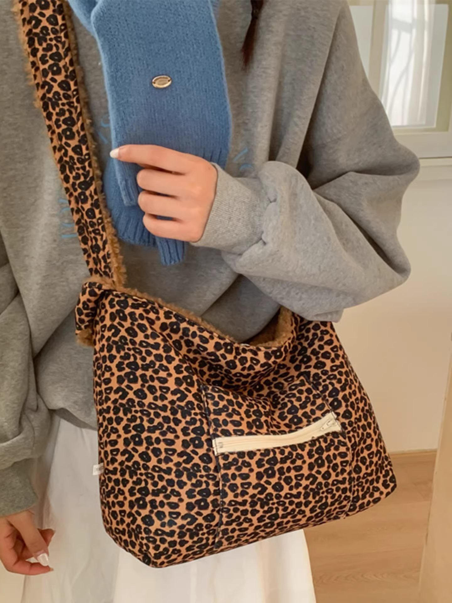 Túi lông cừu mềm mại dành cho nữ, dung tích lớn, mẫu mới thu đông 2025, túi đeo chéo vai, túi tote đi làm rất thời trang.