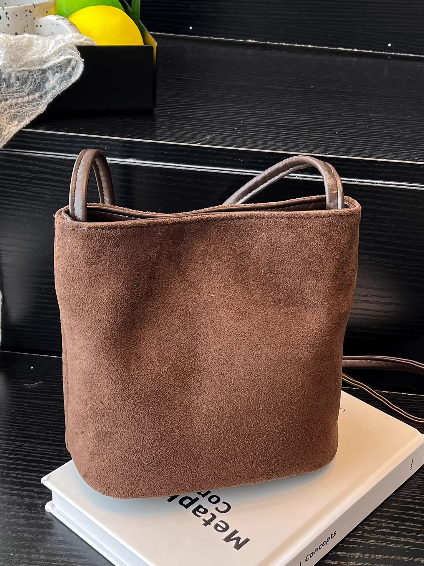 Túi da lộn nữ, đa năng cho mùa thu đông, kiểu mới 2025, họa tiết báo mờ retro, túi đeo chéo/vách vai kiểu xô đang thịnh hành.