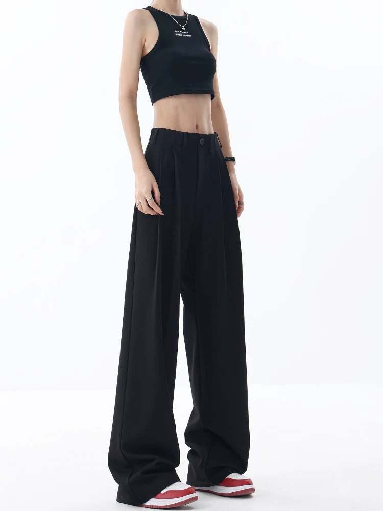 Quần vest đen thiết kế nguyên bản của KEN STUDIO dành cho nữ với kiểu xếp ly, quần ống rộng dáng rộng, thoải mái.