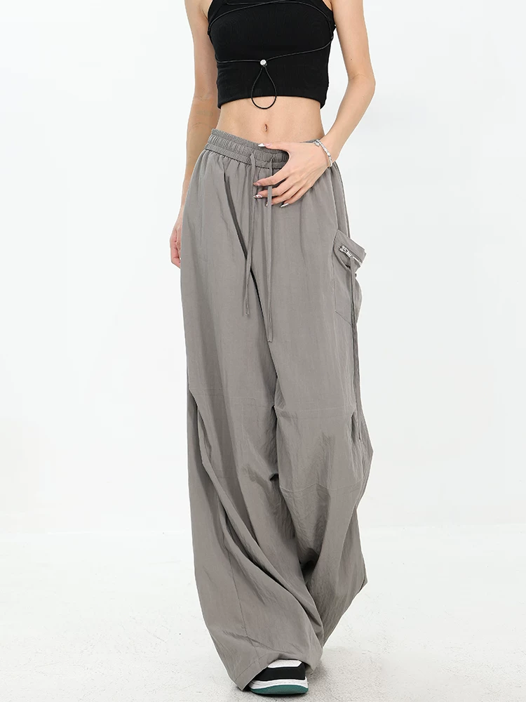 Quần cargo lụa băng thiết kế độc quyền của KEN STUDIO dành cho nữ, quần ống rộng dáng rộng mỏng nhẹ mùa hè.