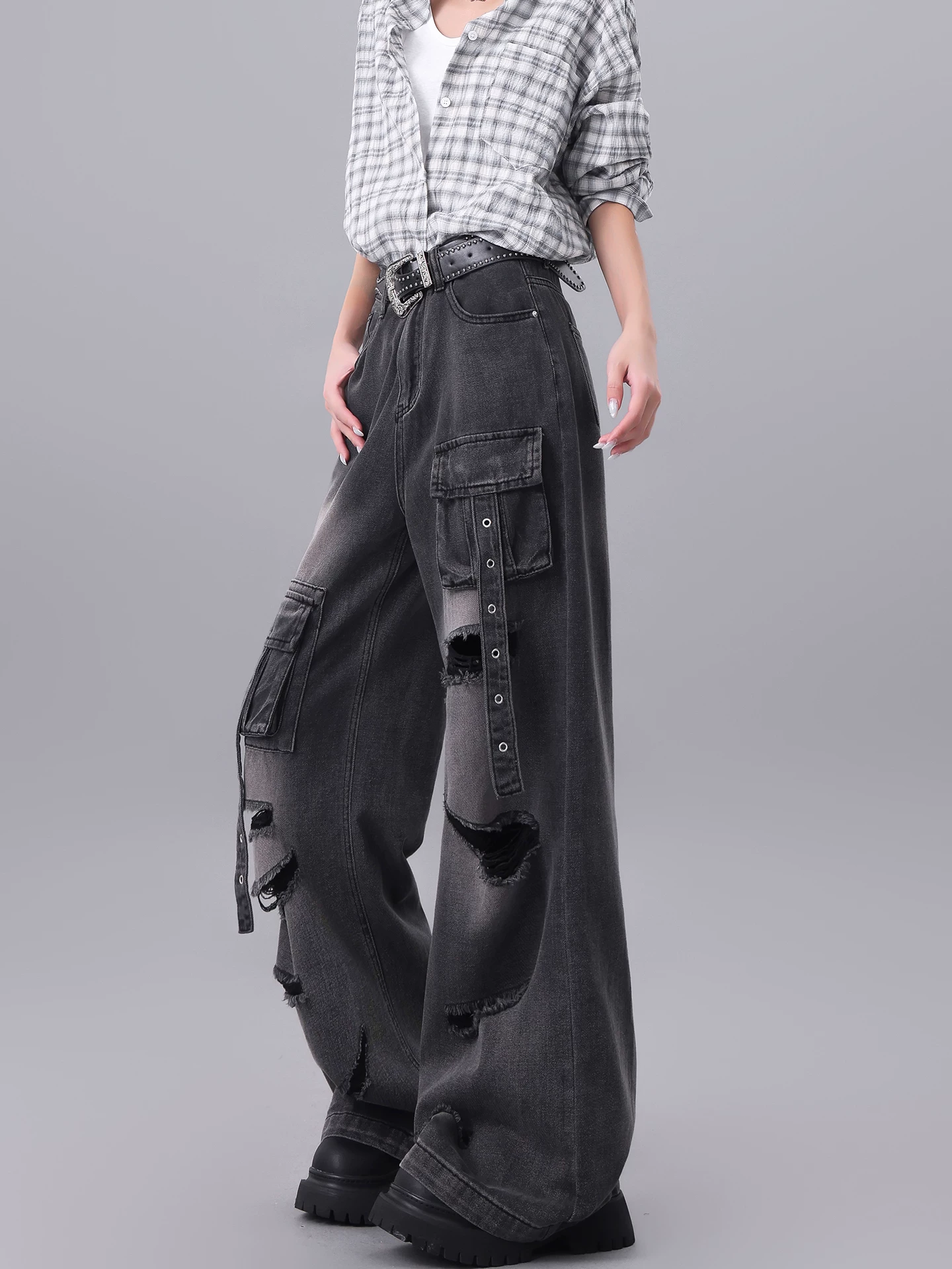 KEN STUDIO Quần jean cargo rách màu đen kiểu Mỹ dành cho nữ với thiết kế độc đáo, quần ống rộng dài đến sàn nhiều túi.