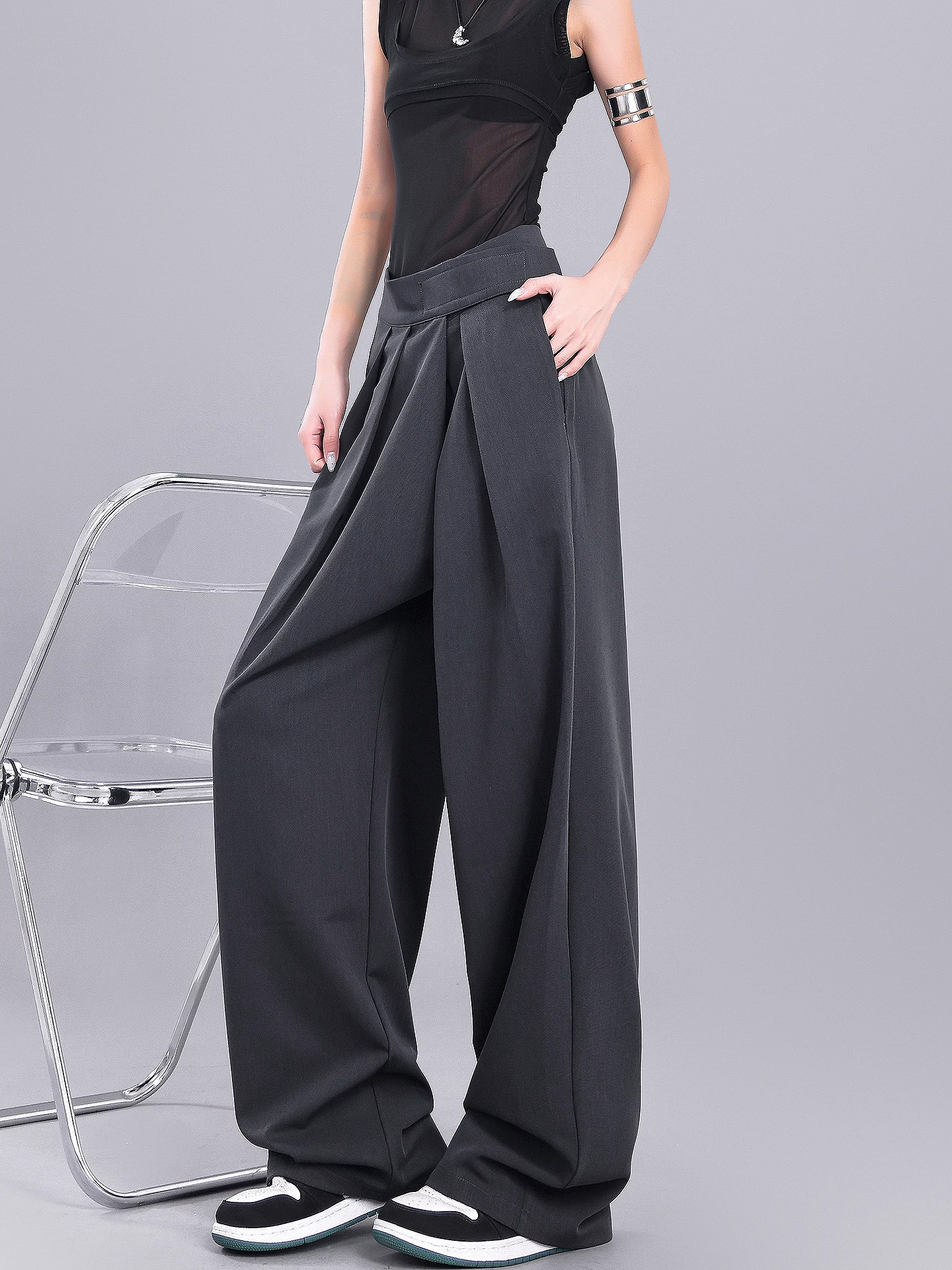 Quần tây xếp nếp lưng cao màu xám của KEN STUDIO dành cho nữ với thiết kế Velcro, quần ống rộng dáng rộng và tôn dáng