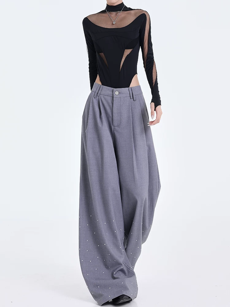 KEN STUDIO ban đầu đầu mùa thu mới màu xám xếp li thiết kế đính đá phù hợp với quần retro thẳng quần âu