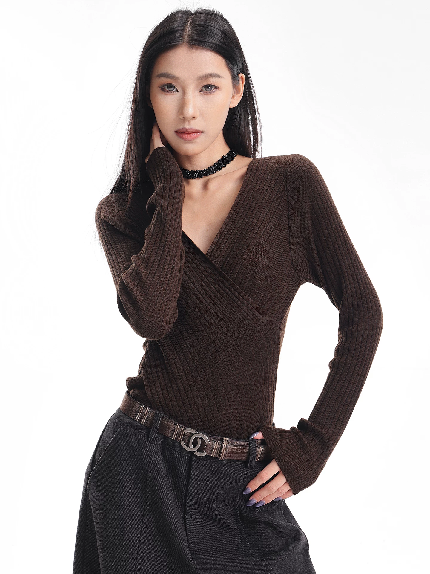 KEN STUDIO Áo dệt kim dài tay màu cà phê mùa thu đông mới dành cho nữ có cổ chữ V, kiểu dáng ôm sát và tạo vẻ thon gọn với áo lót bên trong