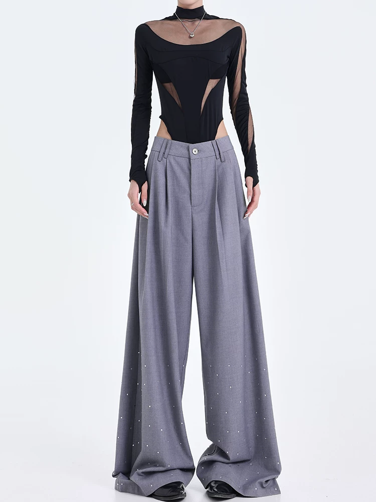 KEN STUDIO ban đầu đầu mùa thu mới màu xám xếp li thiết kế đính đá phù hợp với quần retro thẳng quần âu