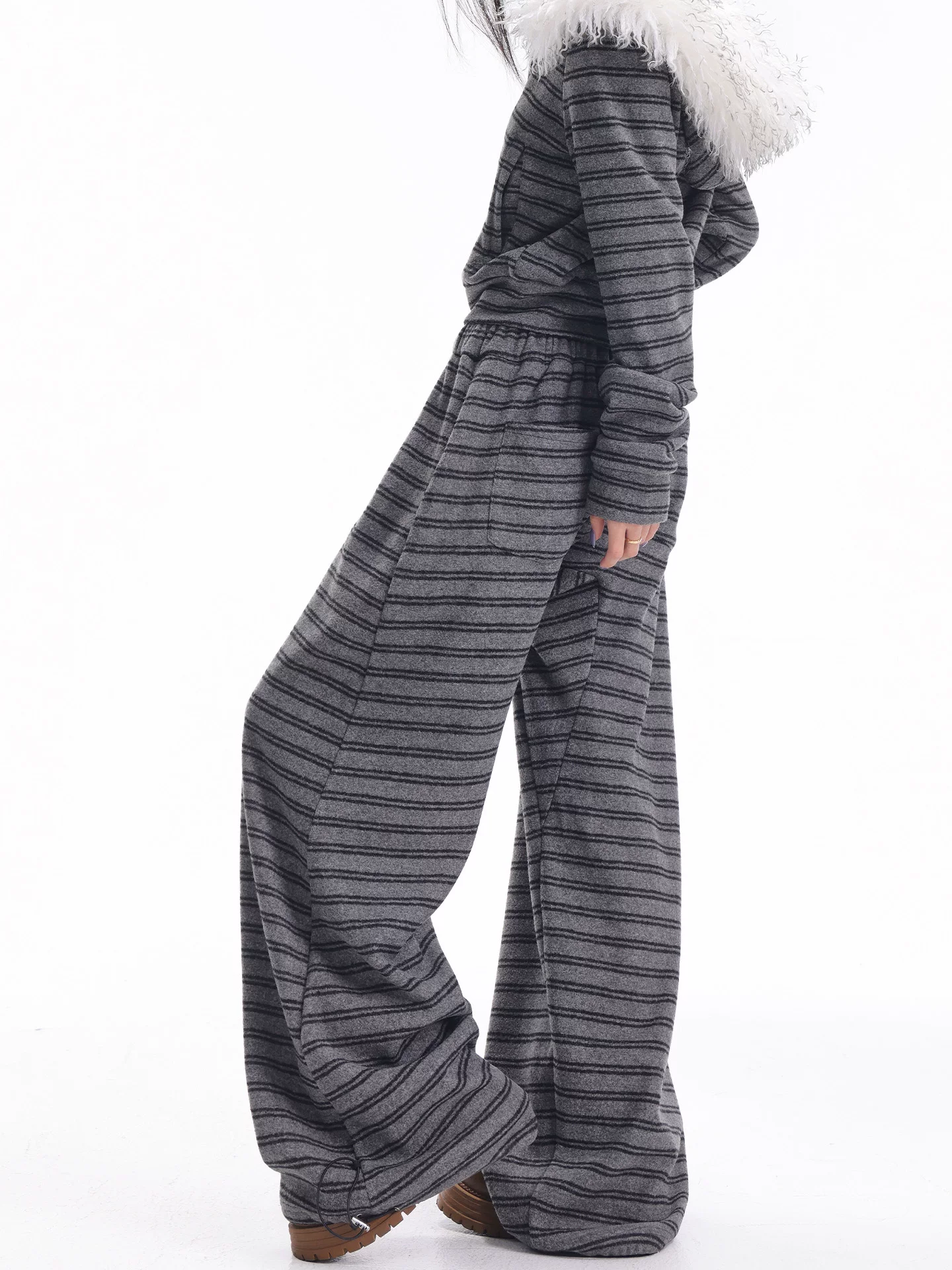 KEN STUDIO Bộ áo len sọc có mũ trùm đầu mùa thu đông dành cho nữ, áo khoác lông cừu dày và quần thể thao Bộ hai mảnh