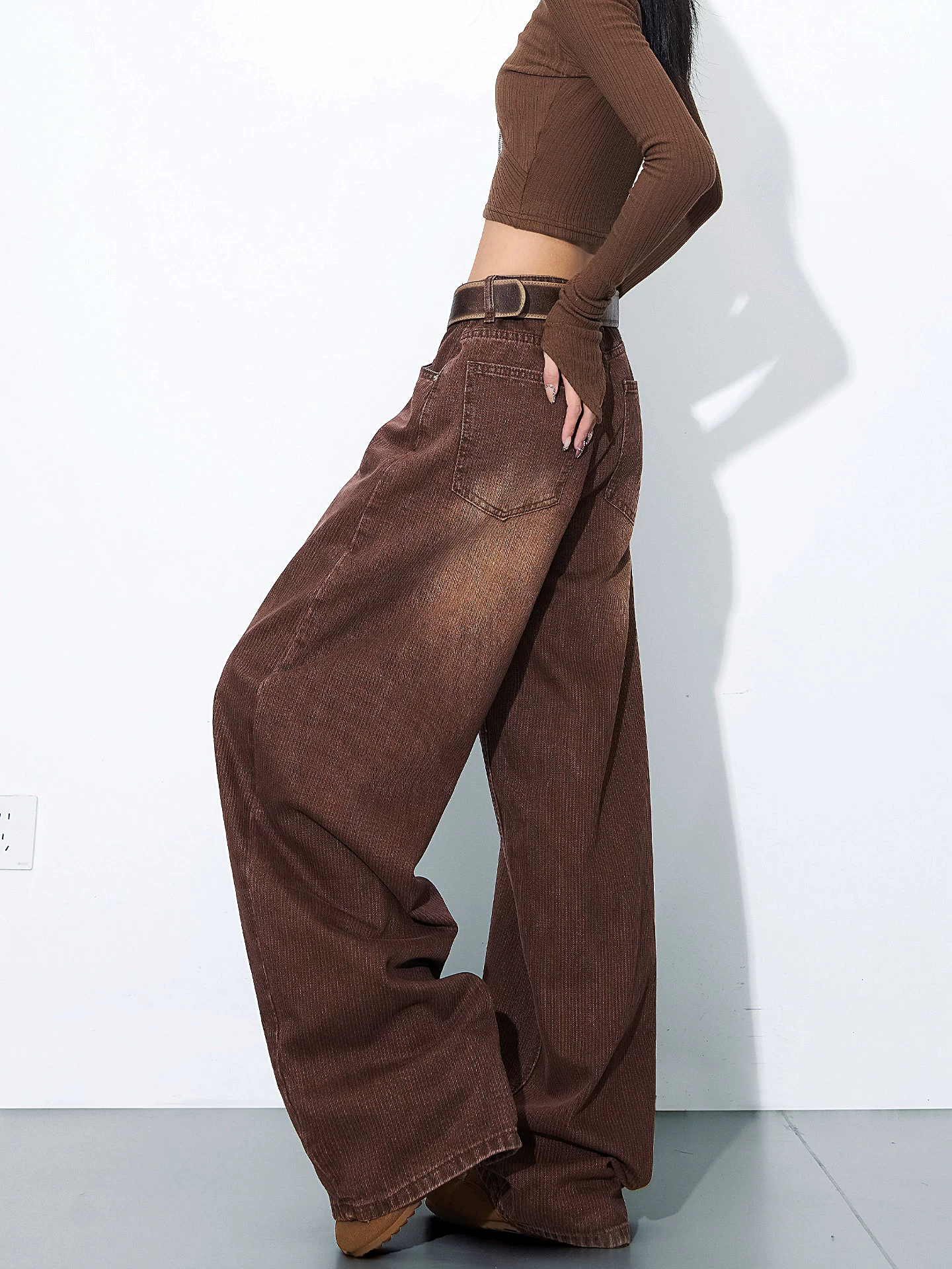 Quần jean màu cà phê cổ điển lót lông cừu mùa thu đông của KEN STUDIO dành cho nữ, quần cạp cao, dáng ôm, quần ống rộng.