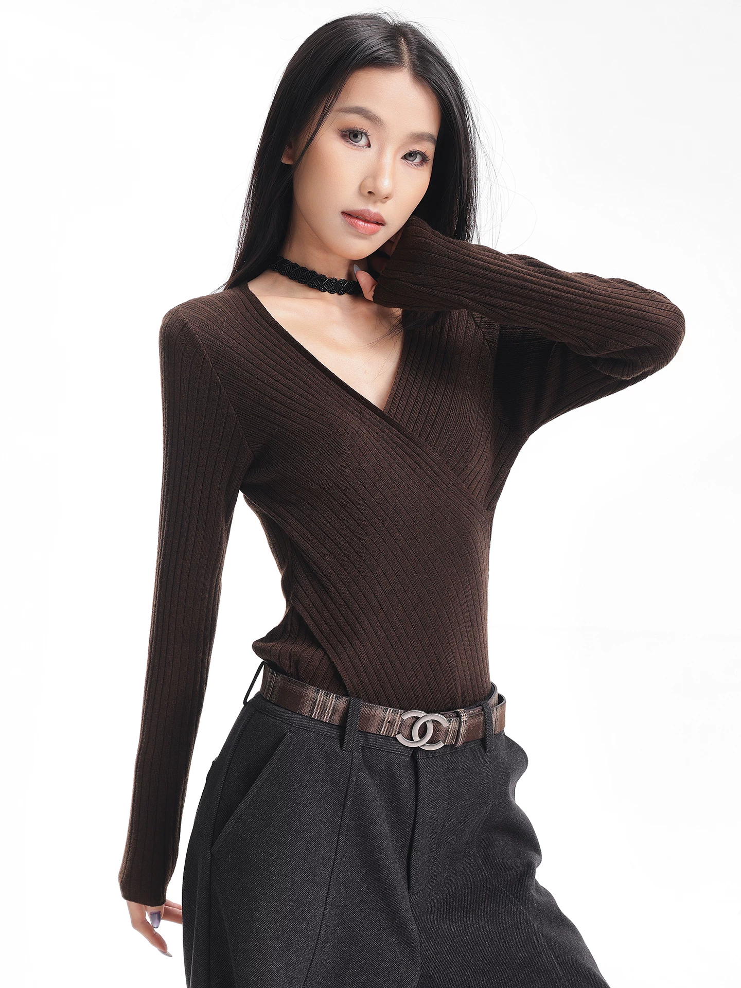 KEN STUDIO Áo dệt kim dài tay màu cà phê mùa thu đông mới dành cho nữ có cổ chữ V, kiểu dáng ôm sát và tạo vẻ thon gọn với áo lót bên trong