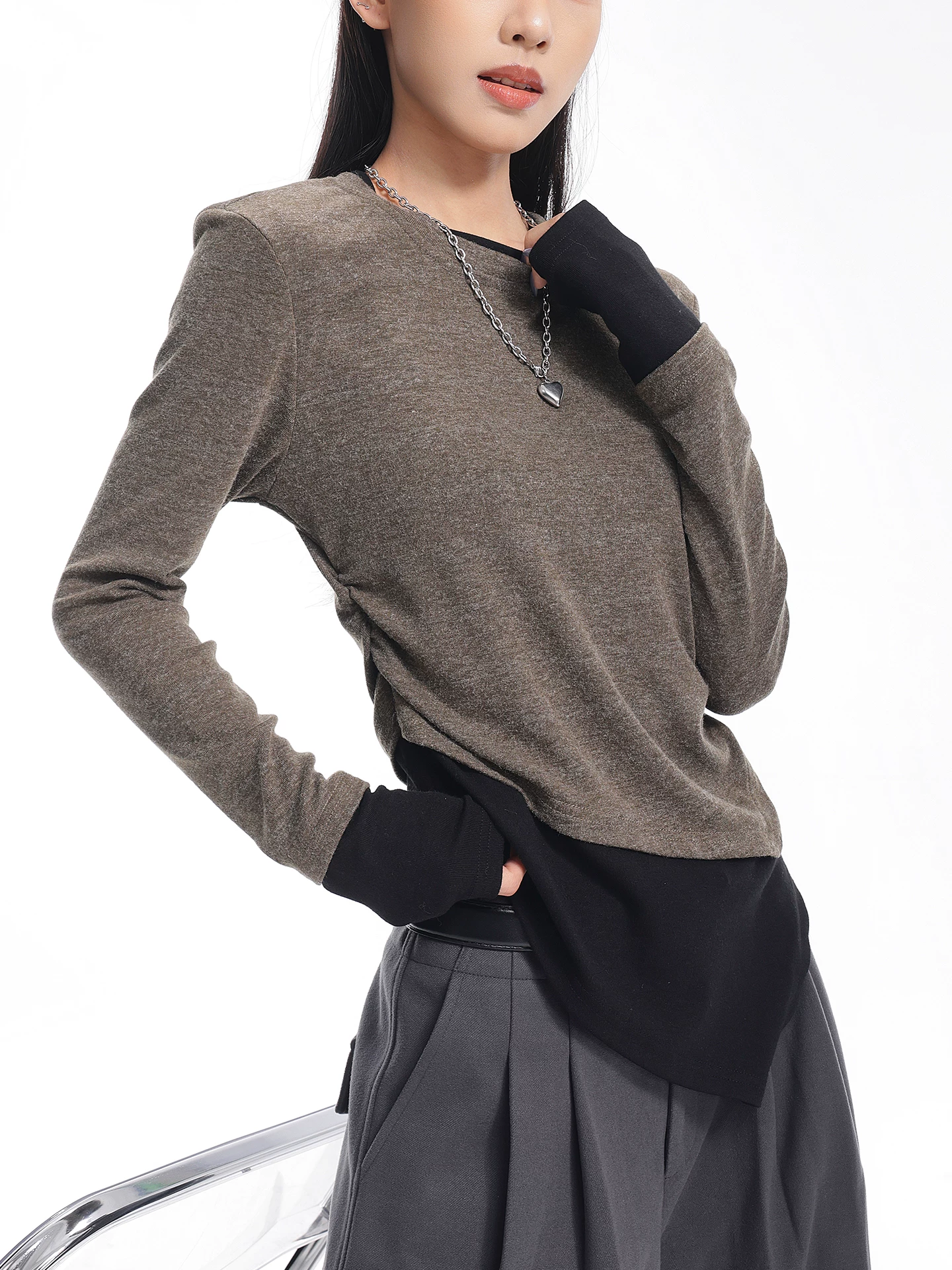 KEN STUDIO Áo thun dài tay mềm mại màu xanh quân đội mùa thu đông mới dành cho nữ với thiết kế giả hai mảnh và áo bên tr