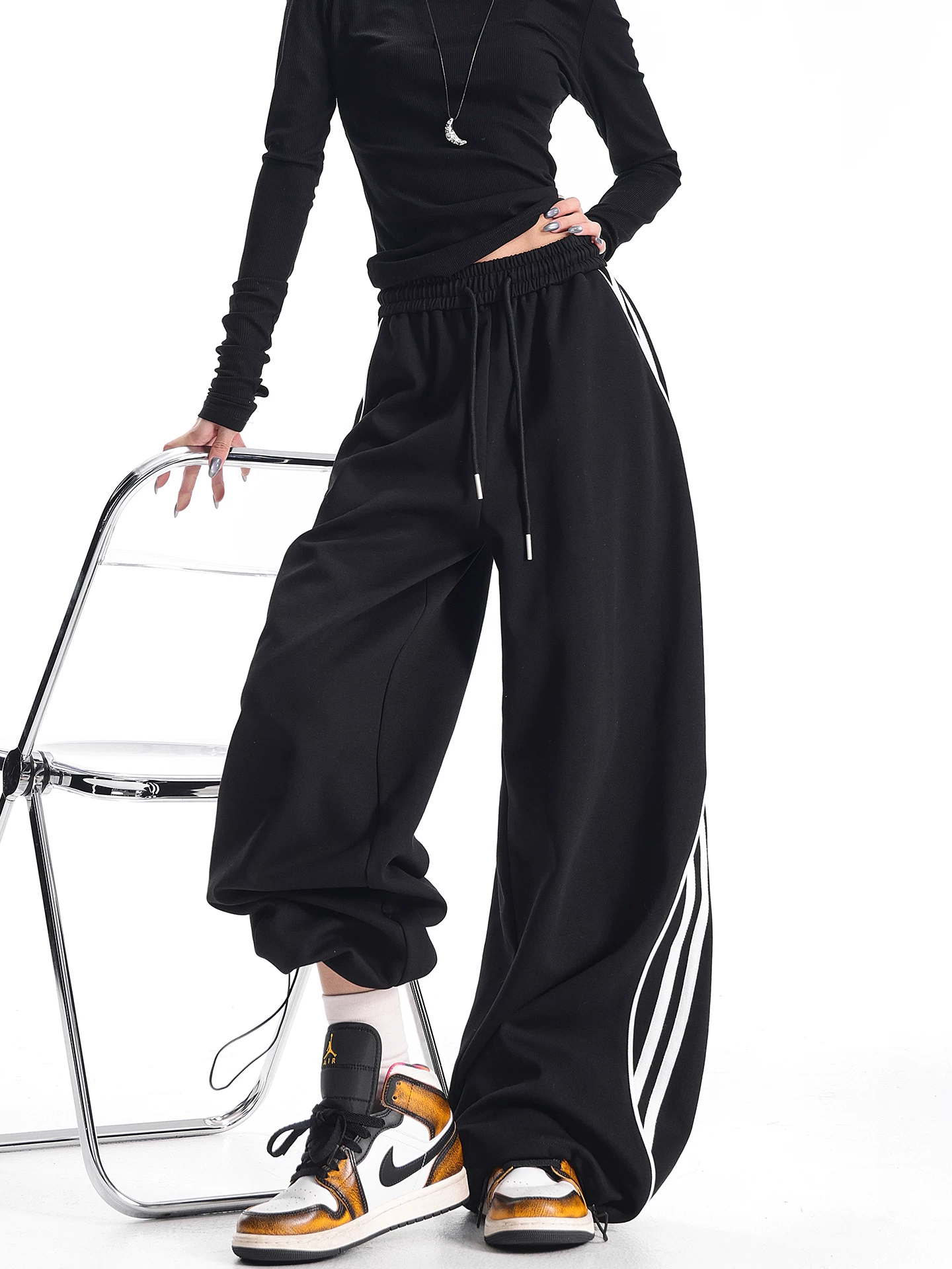 KEN STUDIO quần thể thao ba sọc màu đen phong cách Mỹ mới dành cho nữ, quần dáng rộng dáng rộng, quần thường ngày