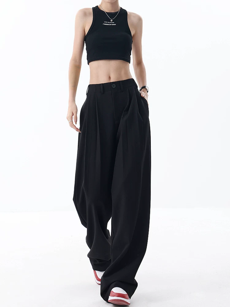 Quần vest đen thiết kế nguyên bản của KEN STUDIO dành cho nữ với kiểu xếp ly, quần ống rộng dáng rộng, thoải mái.