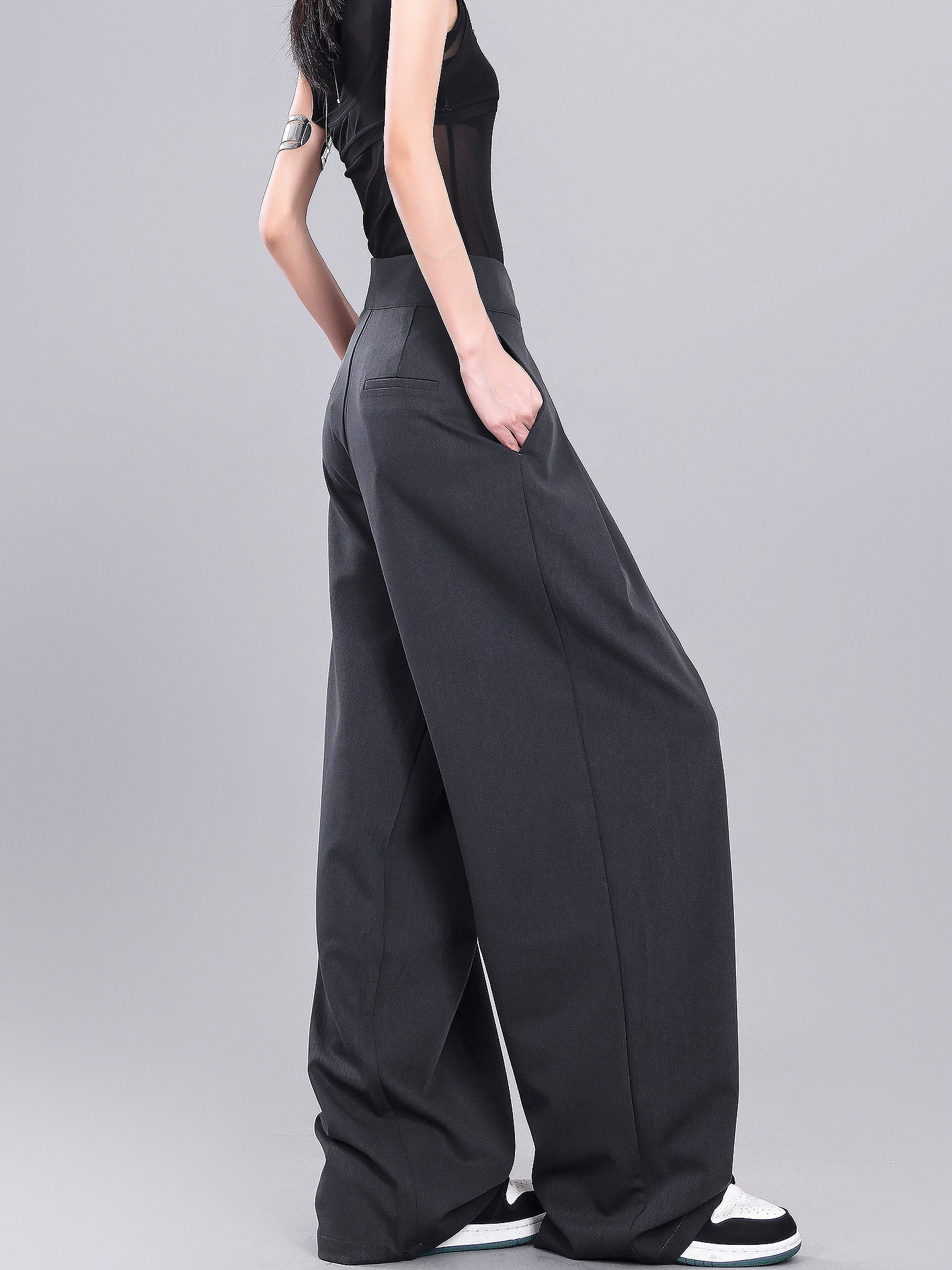 Quần tây xếp nếp lưng cao màu xám của KEN STUDIO dành cho nữ với thiết kế Velcro, quần ống rộng dáng rộng và tôn dáng