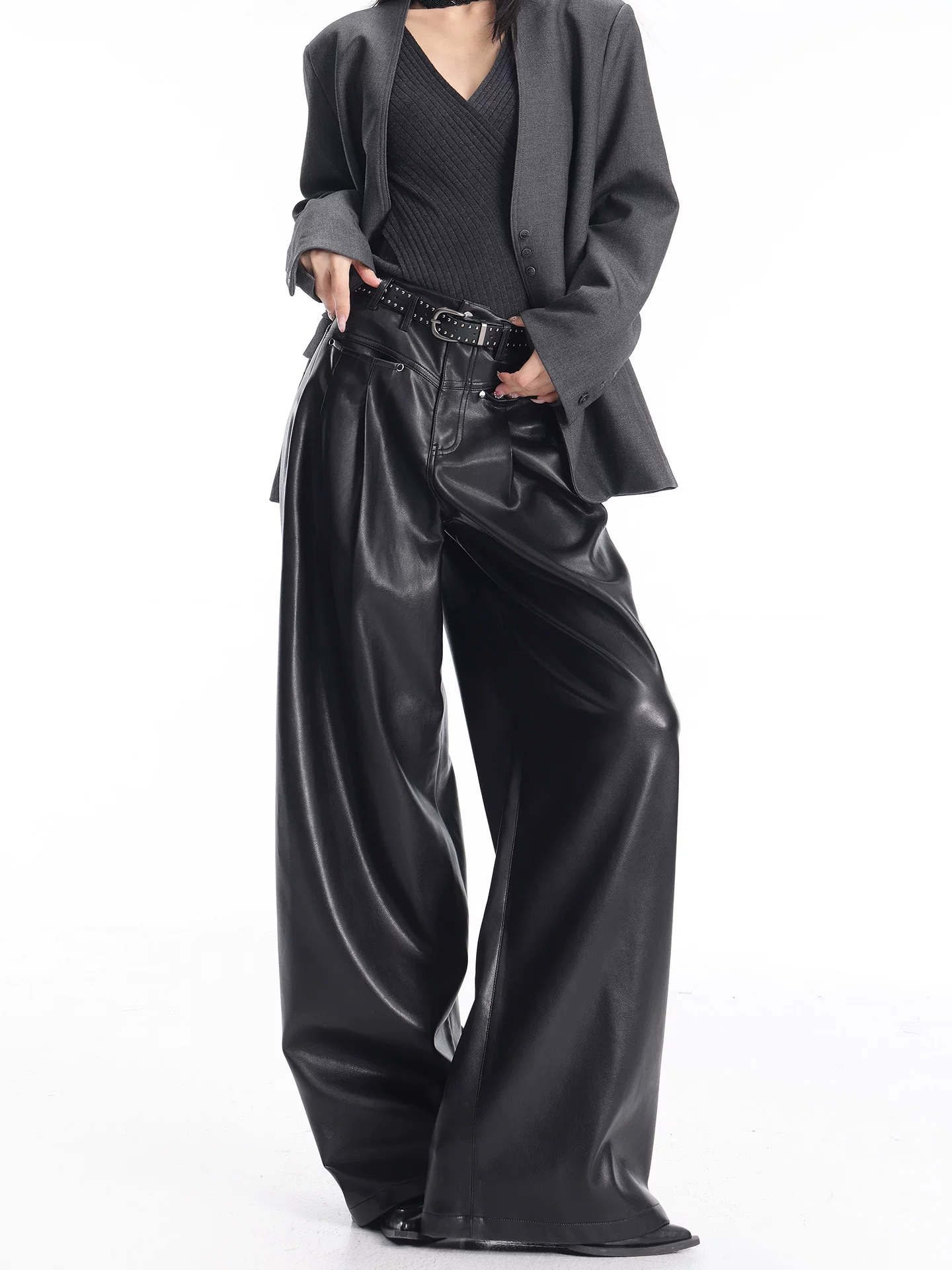 KEN STUDIO Quần da PU màu đen thu đông mới dành cho nữ với thiết kế đinh tán, dáng rộng và đa năng, quần ống rộng giúp thon gọn