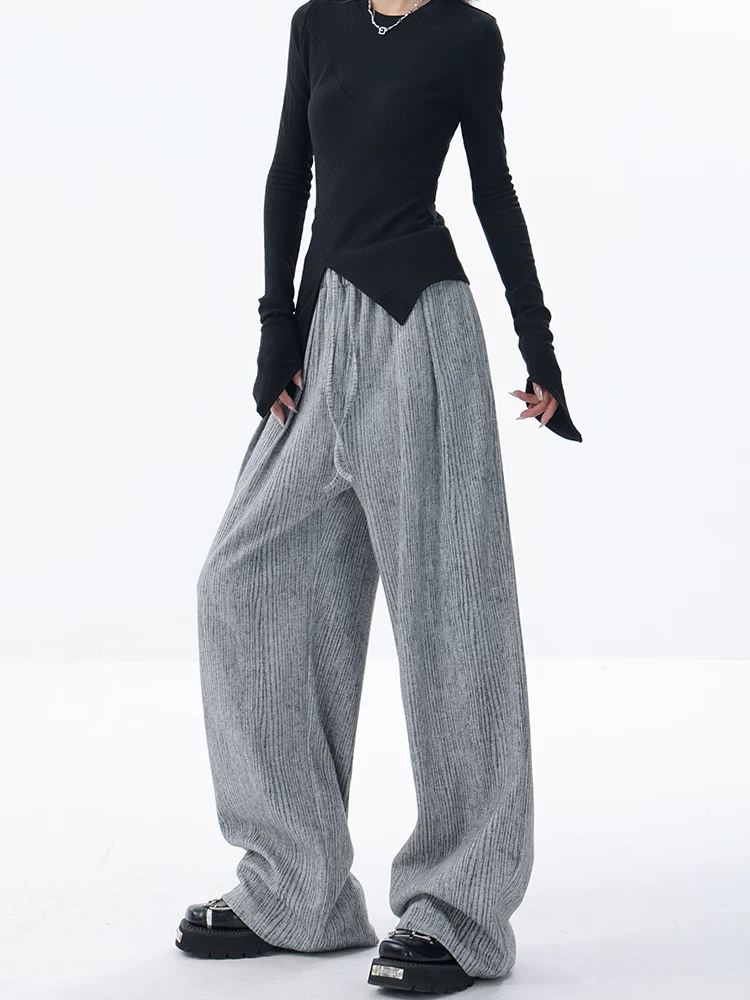 Quần dài ống rộng sọc xám thu đông chính hãng của KEN STUDIO dành cho nữ với thiết kế họa tiết xếp ly quần dài