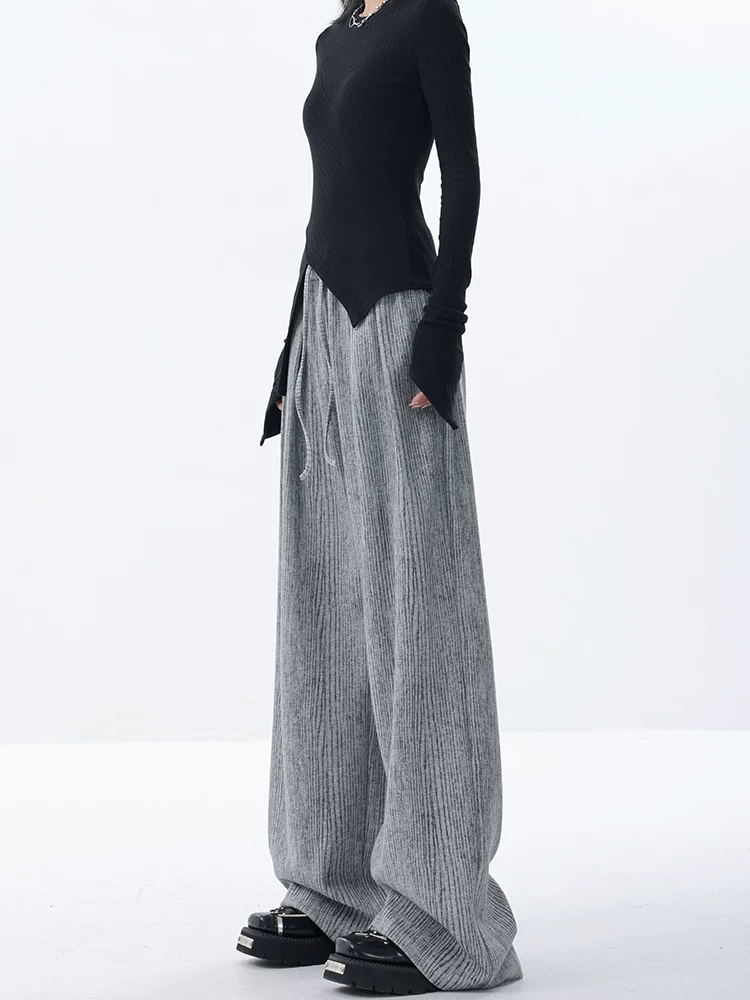 Quần dài ống rộng sọc xám thu đông chính hãng của KEN STUDIO dành cho nữ với thiết kế họa tiết xếp ly quần dài