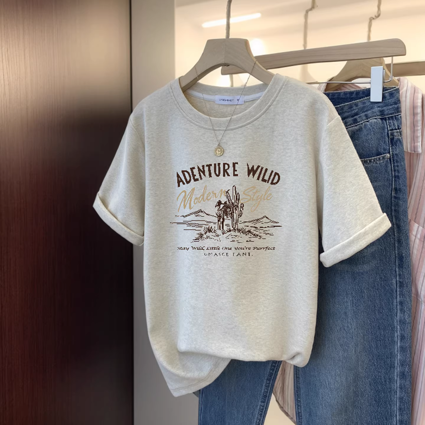 Áo thun nữ tay ngắn kiểu dáng thời trang thu đông dày dặn, chất liệu mềm mại, kiểu dáng rộng rãi, xuất khẩu chính hãng, giá ưu đãi.