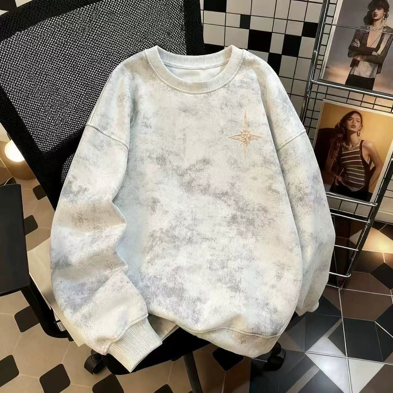 Áo thun nỉ cổ tròn dáng rộng phong cách Trung Quốc mới, in tie-dye, lót lông cừu, mùa thu đông, hàng xuất khẩu, giá rẻ