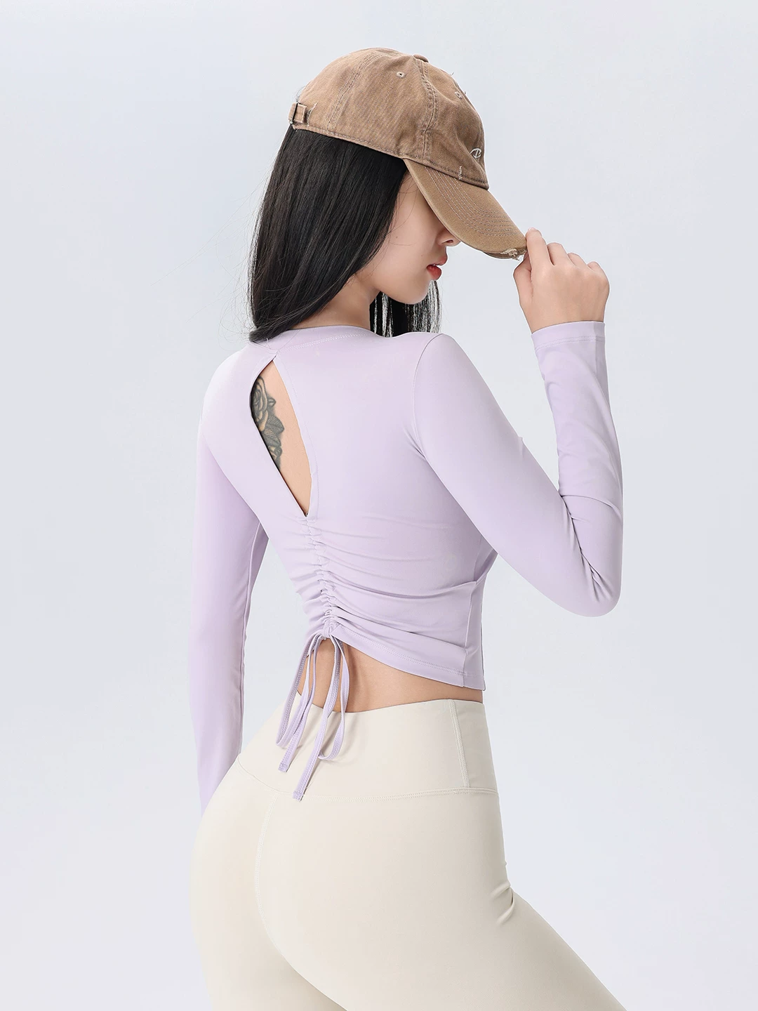 Áo thể thao gợi cảm, thiết kế khoét lưng đẹp mắt dành cho nữ, có đệm ngực, thích hợp cho tập thể dục, Pilates và yoga, có dây rút, tay dài và kiểu dáng ôm sát.