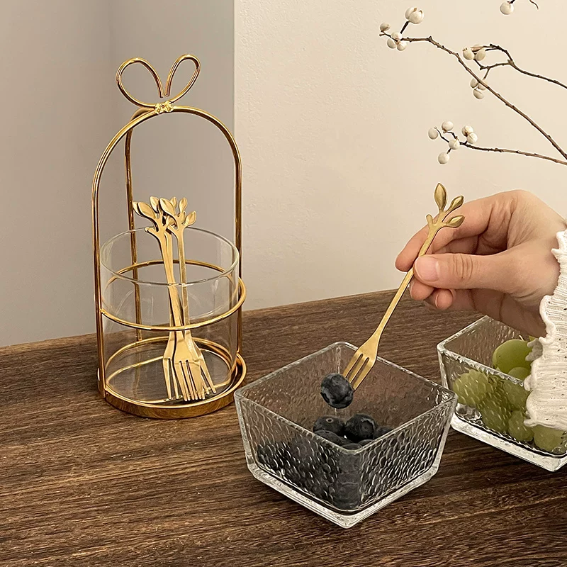 Bộ hộp đựng nĩa trái cây bằng thép không gỉ mạ vàng cao cấp, dùng trong gia đình, mang lại cảm giác sang trọng và tinh tế, thích hợp dùng làm nĩa dưa hấu và nĩa bánh ngọt.