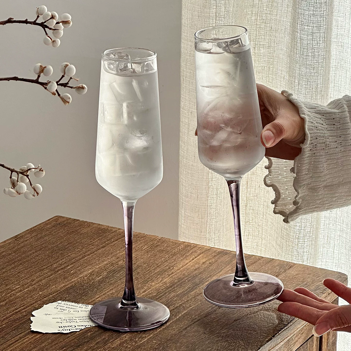 Ly thủy tinh cao màu tím chất lượng cao với thiết kế độc đáo, thích hợp cho cocktail, rượu vang có ga và rượu sâm banh.