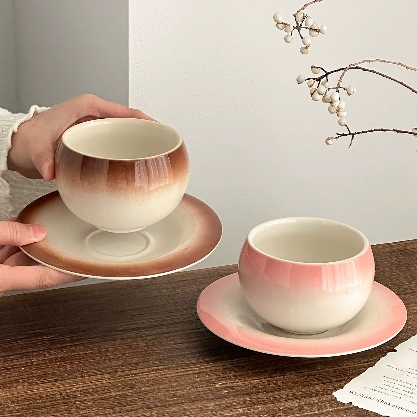 Tách cà phê hình quả trứng màu hồng gradient, tách latte bằng gốm, tách đặc biệt dành cho nghệ thuật latte, tách tròn nhỏ cầm tay, bộ tách và đĩa cao cấp