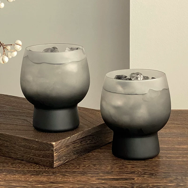 Ly thủy tinh đen mờ sáng tạo với thiết kế độc đáo, thích hợp dùng trong nhà, phù hợp với bia, nước giải khát, nước ép và cà phê.