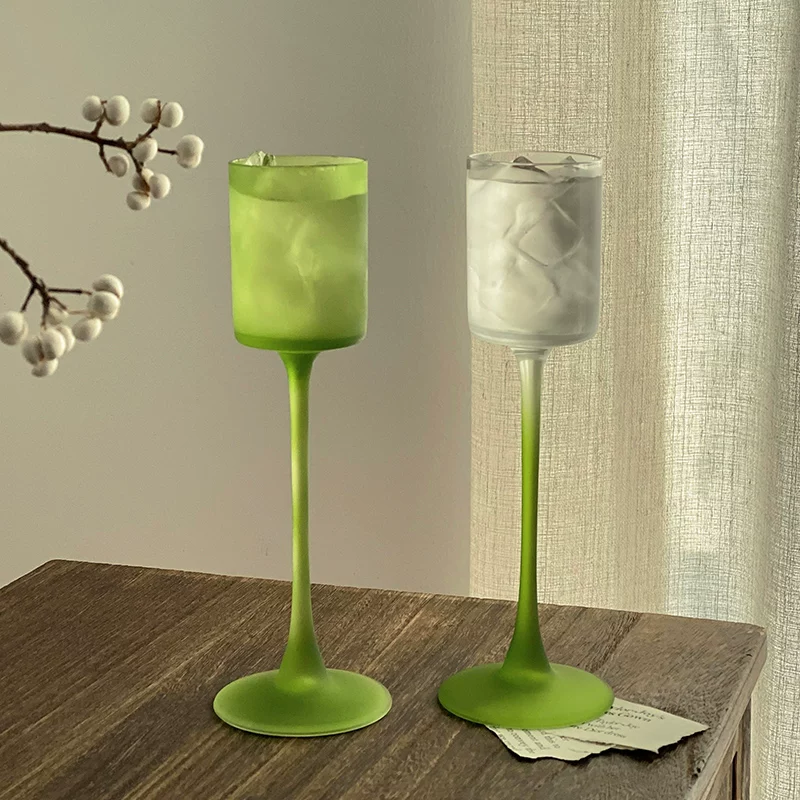 Ly cocktail màu xanh mờ kiểu cổ điển, mang vẻ đẹp thẩm mỹ cao và mang lại cảm giác ấm cúng, ly rượu sâm banh dành cho nữ, sang trọng nhẹ nhàng và cao cấp.