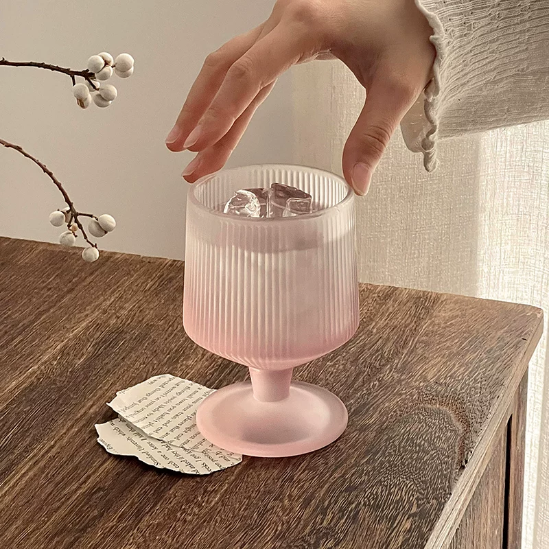 Ly thủy tinh ngắn sọc hồng nhạt, thẩm mỹ cao, ly nước uống gia dụng, ly pha chế cocktail.