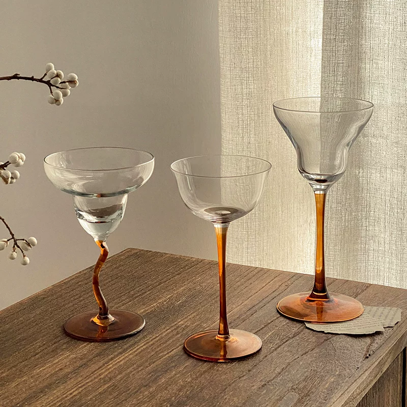 Ly cocktail màu cà phê độc đáo, ly rượu sâm banh lấp lánh, đồ uống đặc biệt sáng tạo hơi say, ly margarita chân cong, ly cao.
