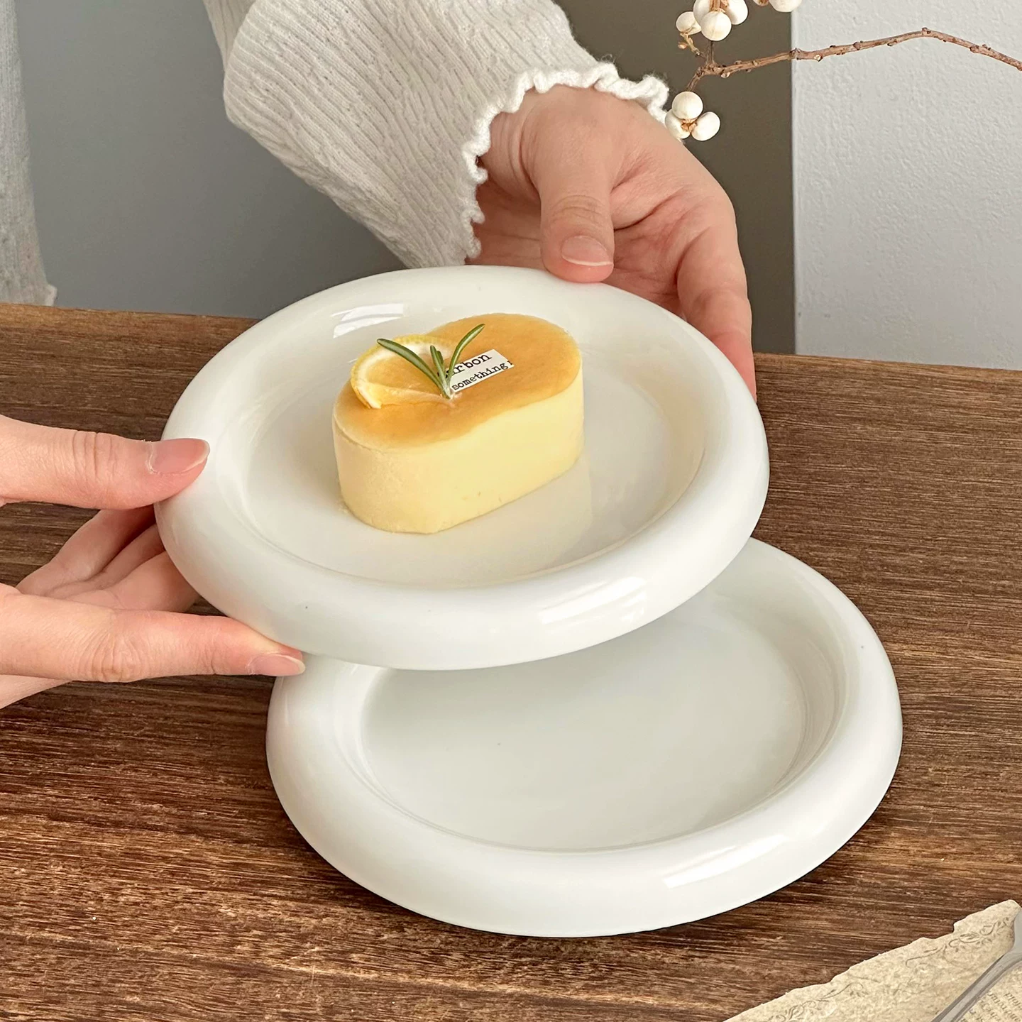 Đĩa tròn cao cấp, kiểu dáng tròn trịa, dùng trong gia đình, đĩa sứ đựng tráng miệng, đĩa bánh ngọt, đĩa màu trắng tinh khiết, đĩa nhỏ dùng cho trà chiều, bánh pudding.