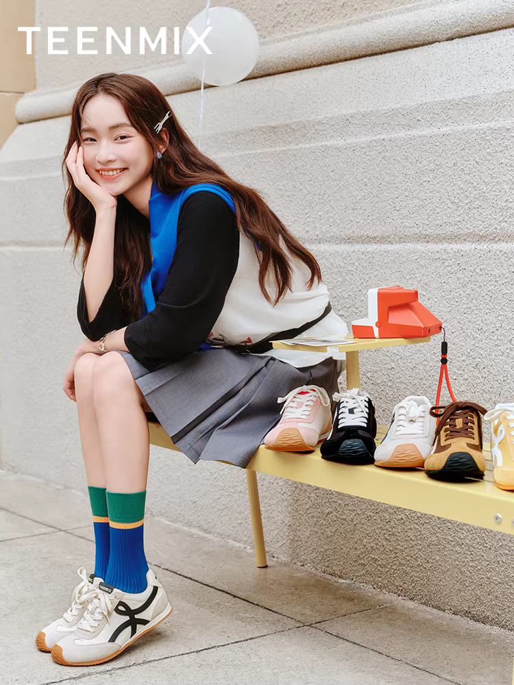 Wu Xuan Yi Tianmeiyi kẹo bánh sandwich cầu vồng đế dày tăng chiều cao theo phong cách retro màu đỏ Giày tập Agande giày thể thao mùa thu dành cho nữ