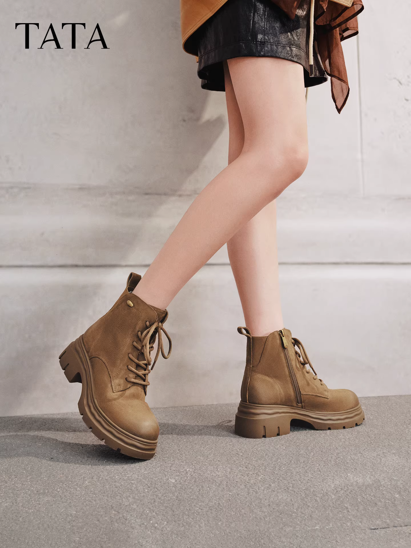 Giày bốt TATA mùa đông 2025 mới, kiểu ngắn, đa năng, đế dày, đơn giản, kiểu Martin dành cho nữ CHK01DD5