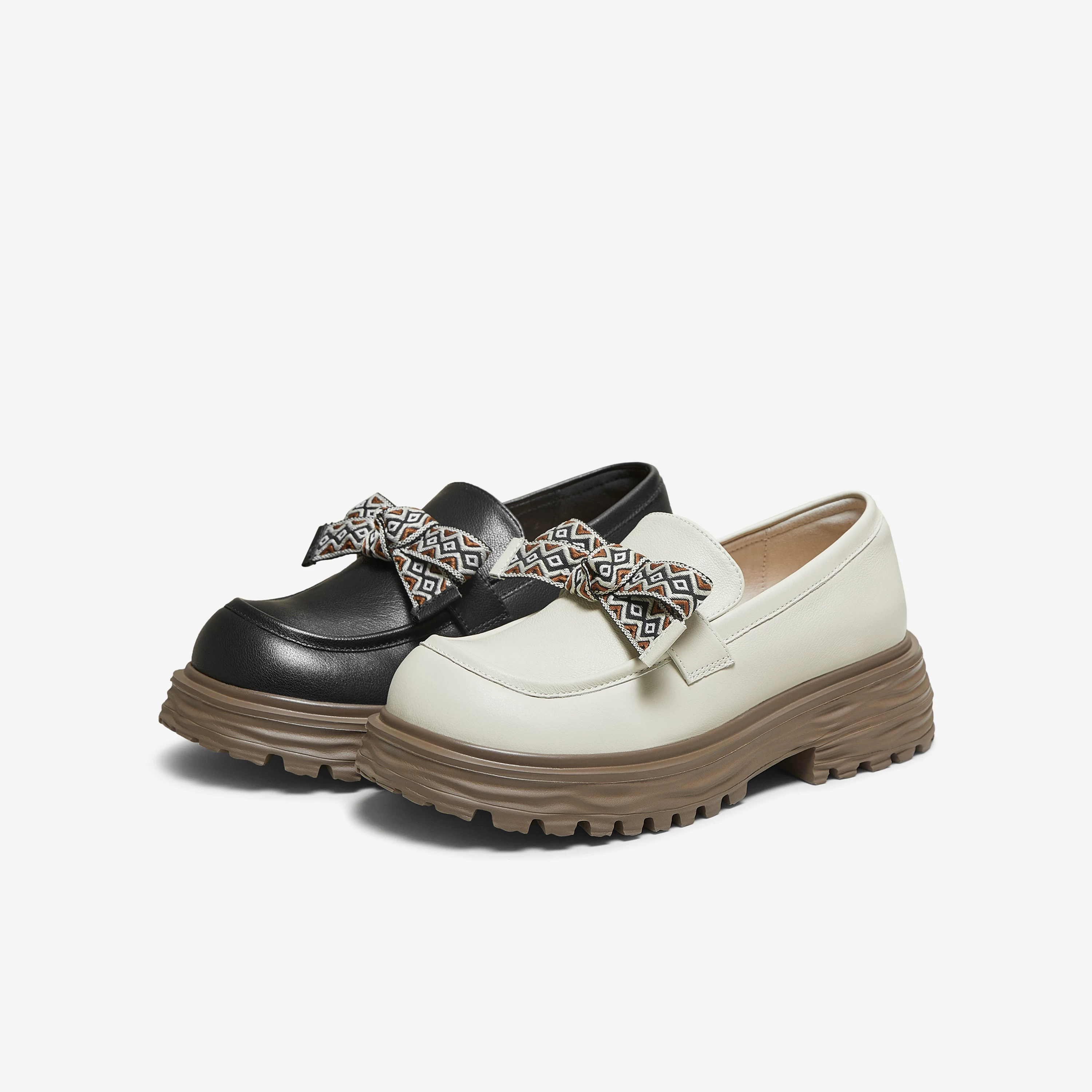 Giày nữ TATA 2025 Giày thời trang mùa đông Giày lười nữ có nơ Giày mới CG501CA5