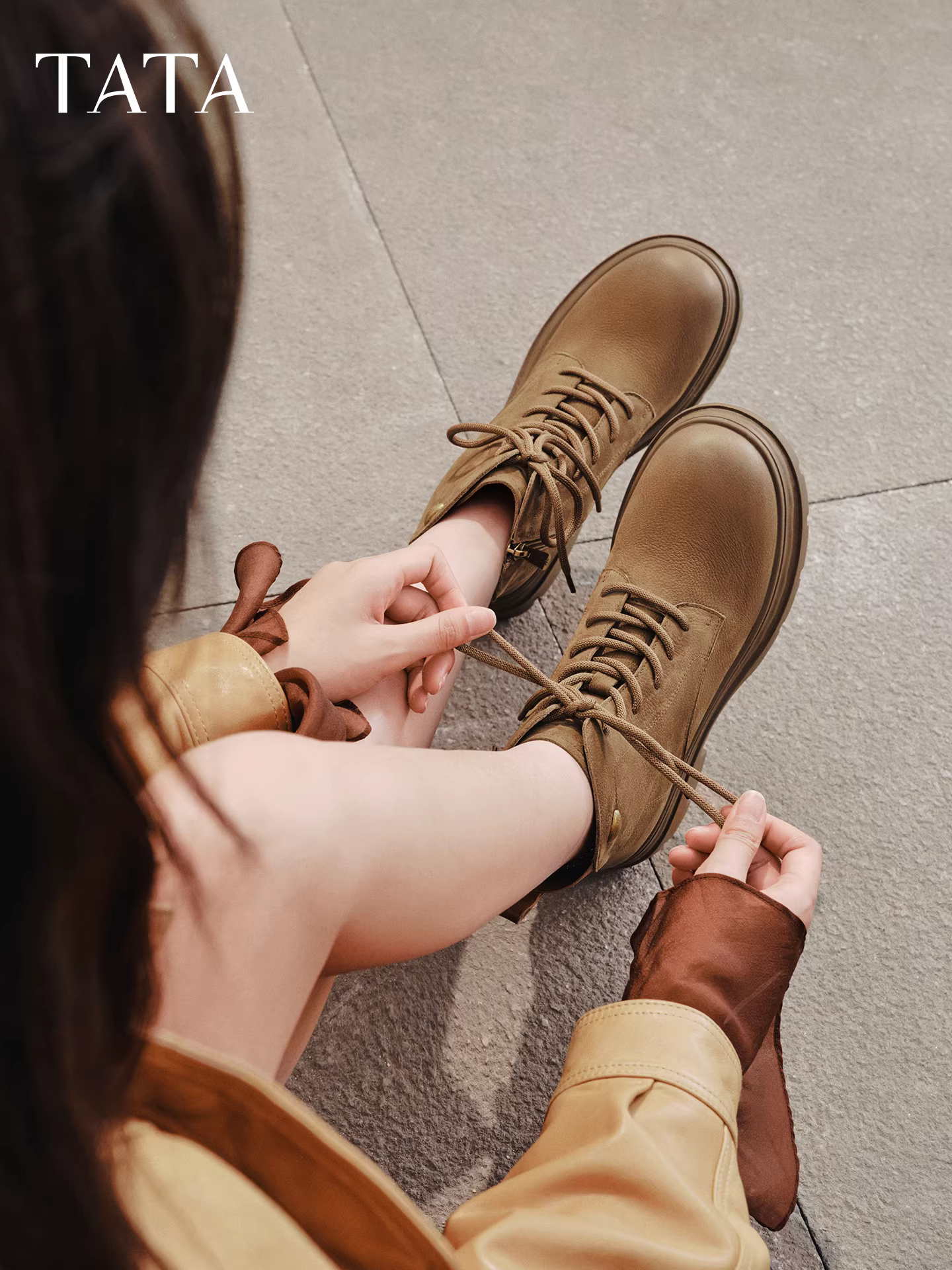 Giày bốt TATA mùa đông 2025 mới, kiểu ngắn, đa năng, đế dày, đơn giản, kiểu Martin dành cho nữ CHK01DD5