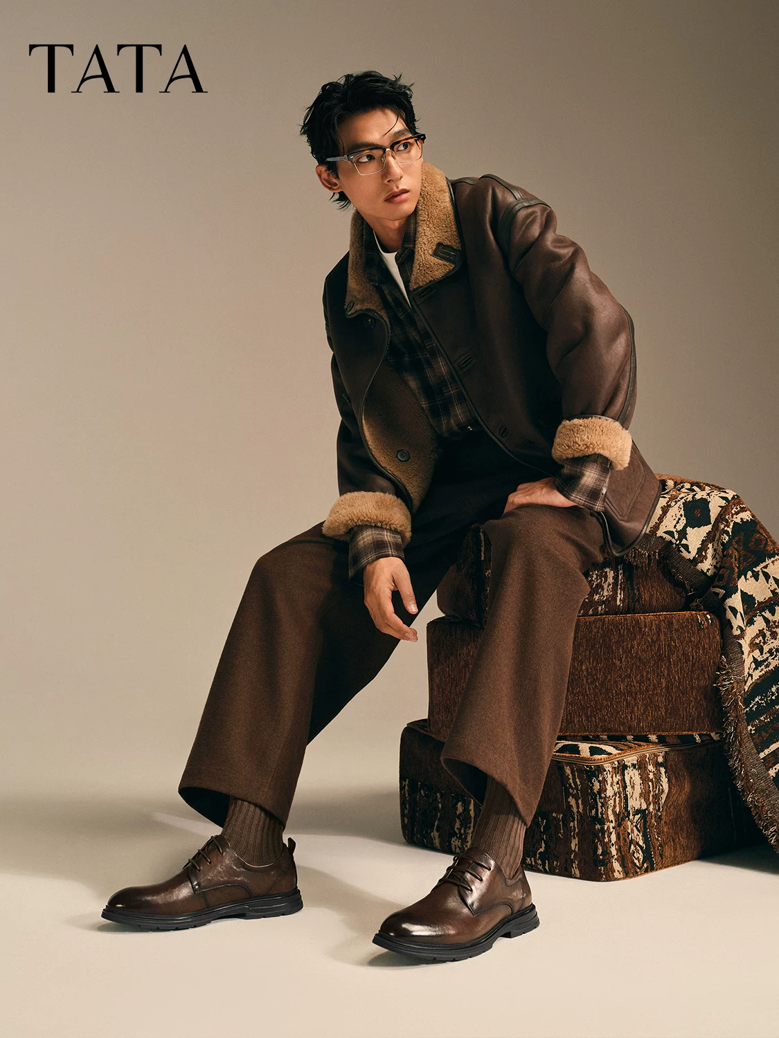 Giày nam TATA mùa đông mới giày da trang trọng màu trơn thoải mái đa năng giày mũi tròn màu đen giày công sở