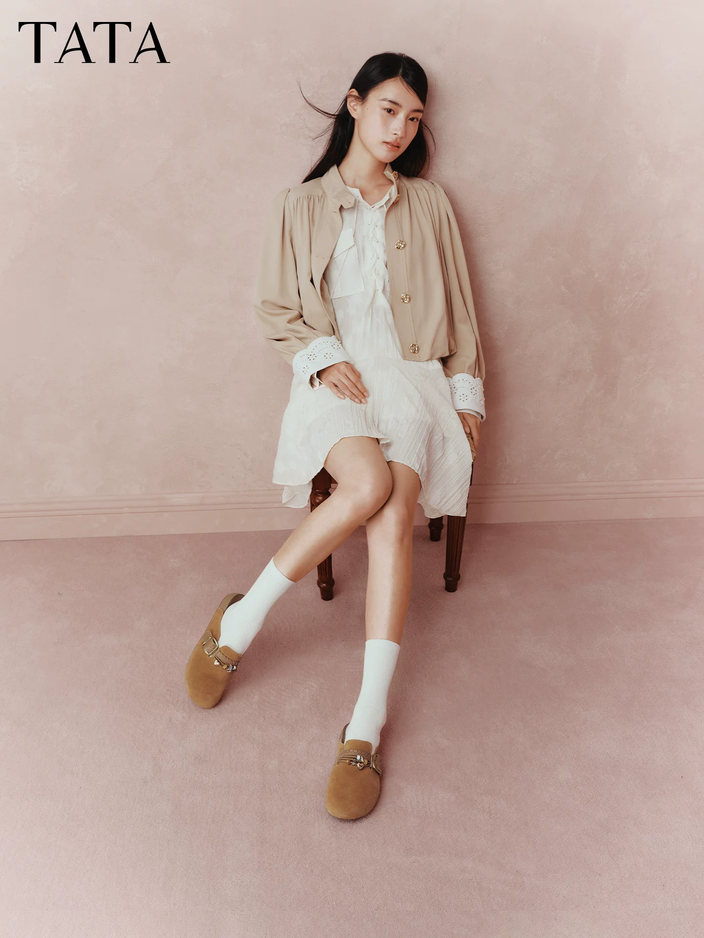 Giày Nữ TATA 2026 Mùa Xuân Mới Giày Phong Cách Birkenstock Giày Lông Xù Hở Lưng Thời Trang Giày Đa Năng CUG07AH6