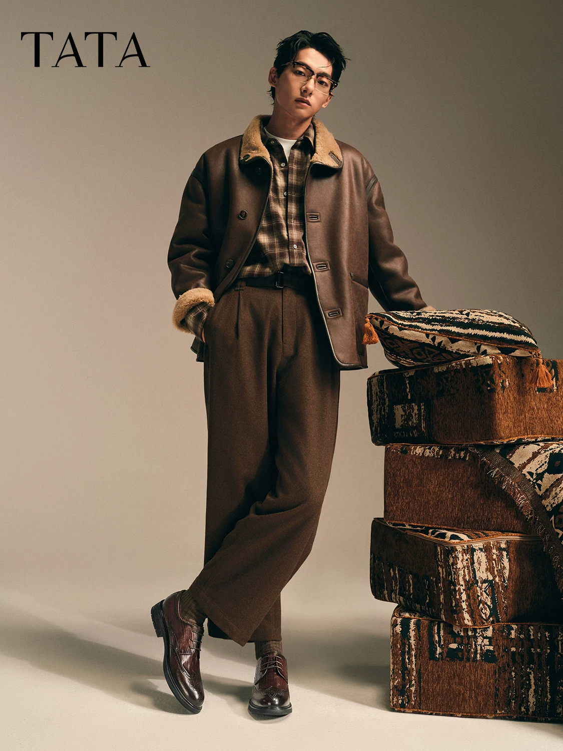 Giày nam TATA 2025 mới mùa đông cùng phong cách màu trơn thoải mái đa năng giày da nam thông thường VNL01CM5