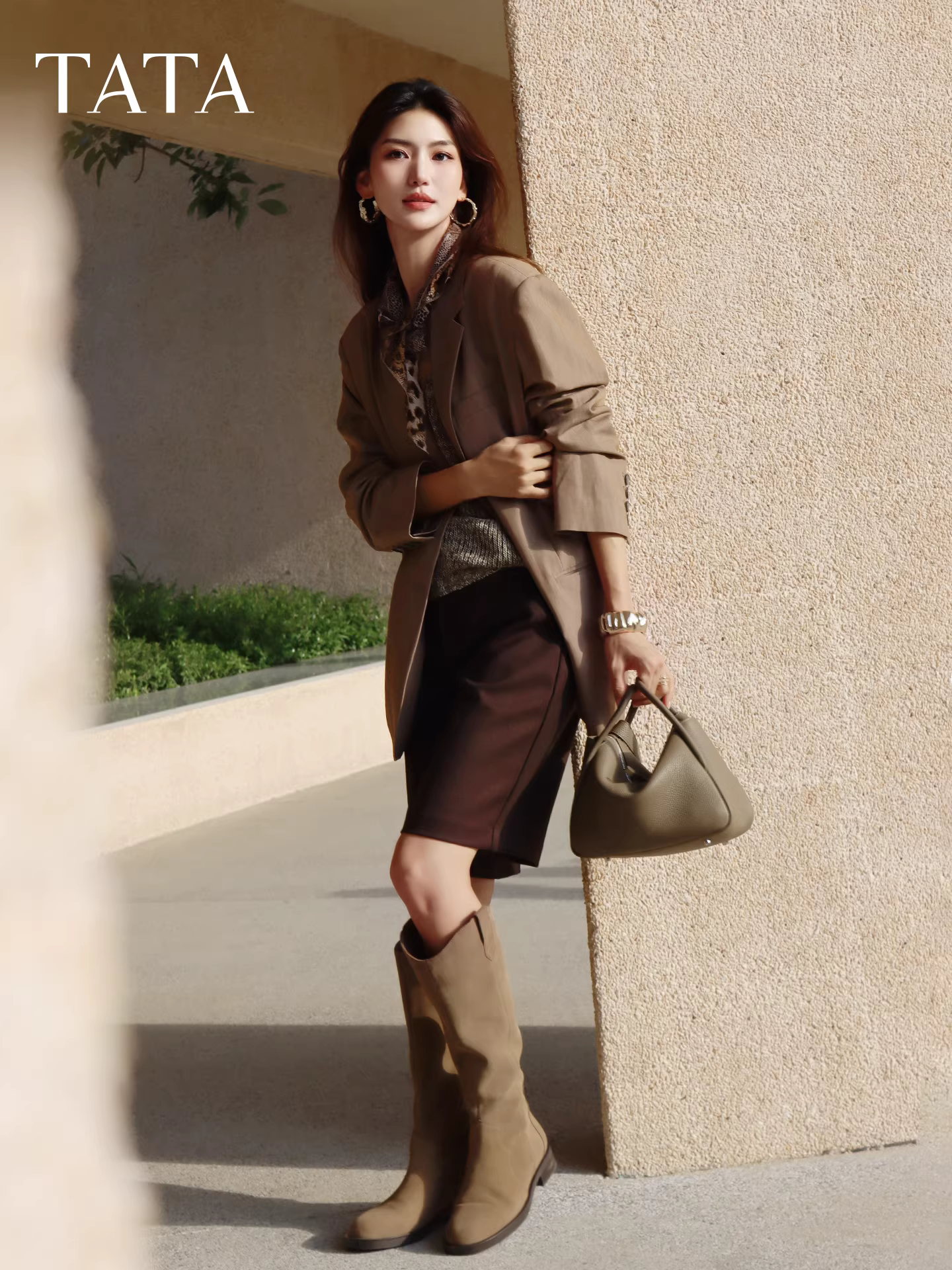 Giày bốt thời trang TATA Giày bốt dài phong cách Anh quốc Giày bốt nữ màu nâu V-cut da thật Giày bốt phương Tây mùa đông 7TGA6DG4
