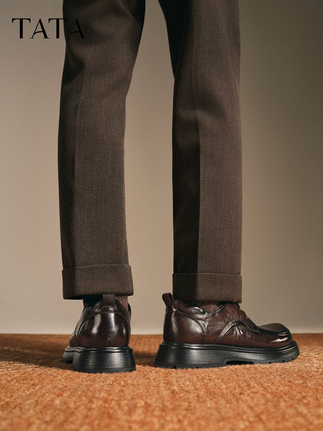 Giày nam TATA mùa đông 2025, giày công sở mới, màu trơn, đa năng, giày da thường, màu đen, giày tăng chiều cao