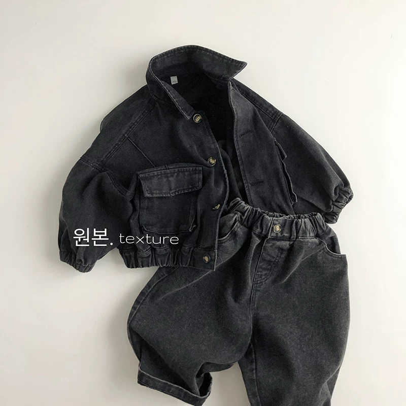 Bộ trang phục hoàn hảo~ Màu đen cao cấp phong cách retro~ Áo khoác denim trẻ em phong cách Hàn Quốc mùa xuân thu, áo kiểu dáng rộng sành điệu cho bé trai và bé gái.