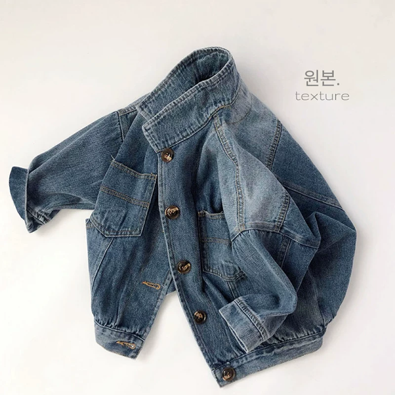 Áo khoác denim trẻ em phong cách Hàn Quốc mùa xuân mới 2024 hợp thời trang, sành điệu cho bé trai và bé gái, kiểu dáng rộng rãi, cổ điển.