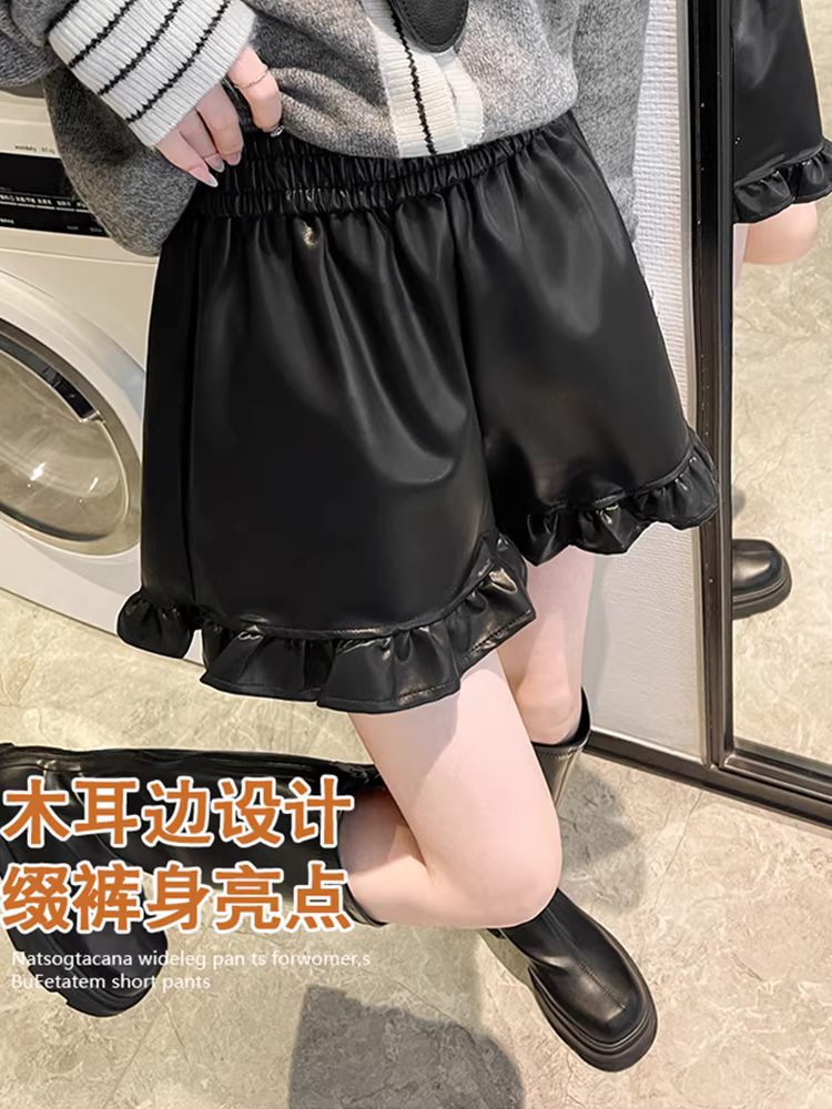 Quần short da đen nữ, áo khoác ngoài mùa thu đông, kiểu mới 2025, quần nữ viền bèo, quần da PU, quần short phối với ủng.