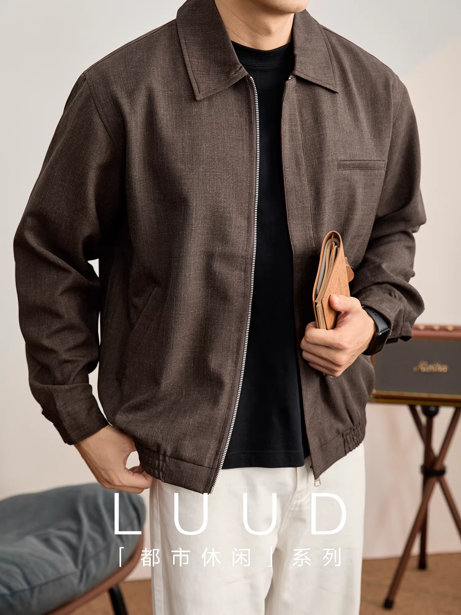 Áo khoác bomber nam kiểu dáng cổ điển màu nâu, chất liệu da lộn, mùa thu đông, dáng ngắn, ve rộng, khóa kéo.