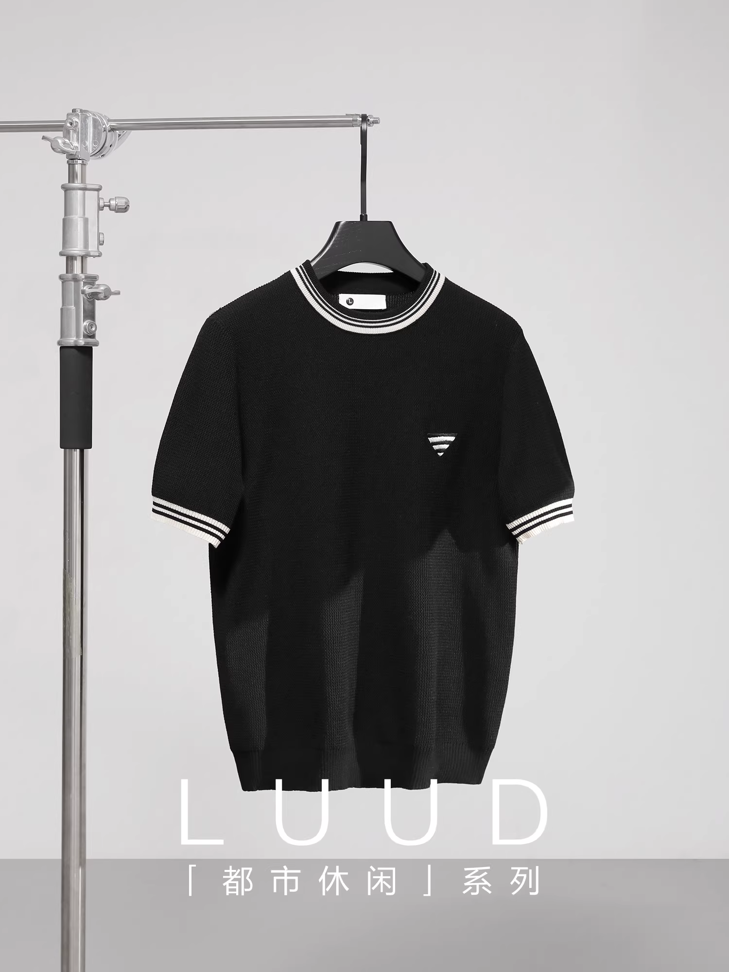 Ưu đãi đặc biệt: Áo thun nam tay ngắn phong cách cổ điển retro với logo thêu hình tam giác, chất liệu dệt kim họa tiết sóng lụa mát mẻ, cổ tròn phối màu.